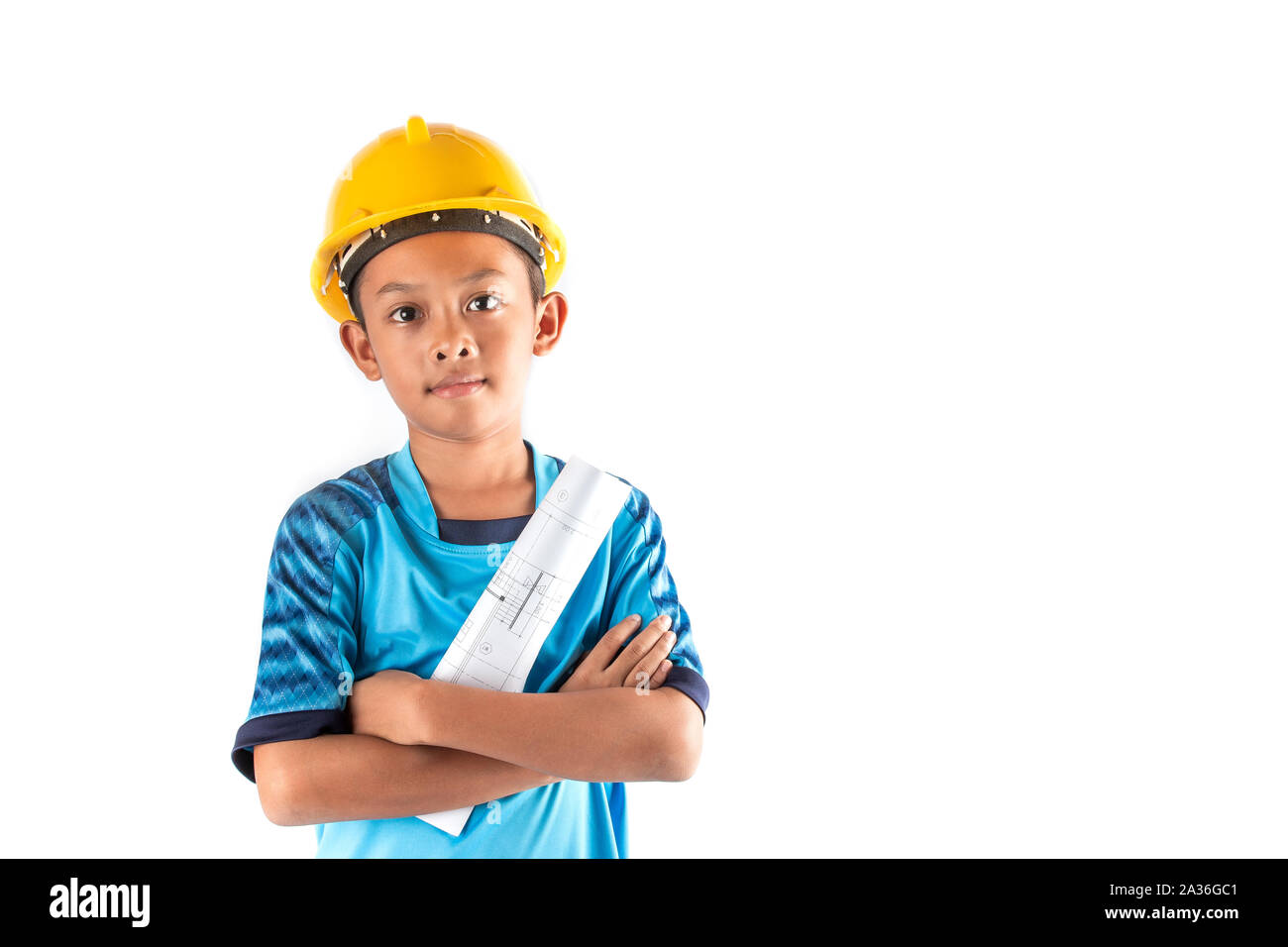 Il ragazzino in sogno vuole essere architetto o ingegnere in futuro, isolato su sfondo bianco Foto Stock