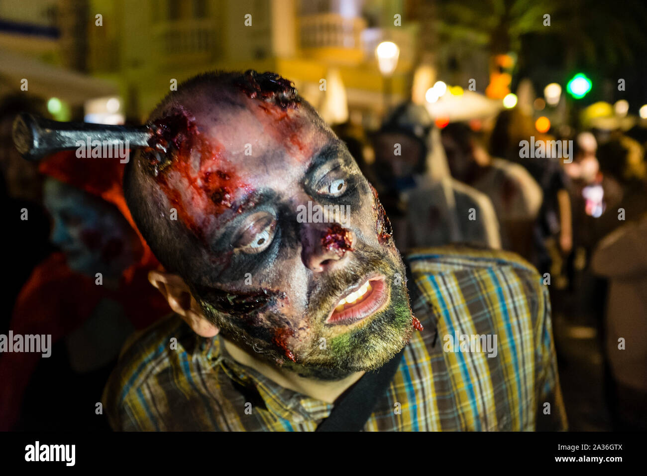 Sitges, Spagna. 05 ott 2019. Sitges Zombie a piedi 2019 entro il 52 Sitges- international fantastic film festival di Catalogna.Ogni anno il primo sabato di Sitges film festival, il 'Sitges Zombie Walk' viene mantenuto. (Foto di Francisco José Pelay/Pacific Stampa) Credito: Pacific Press Agency/Alamy Live News Foto Stock