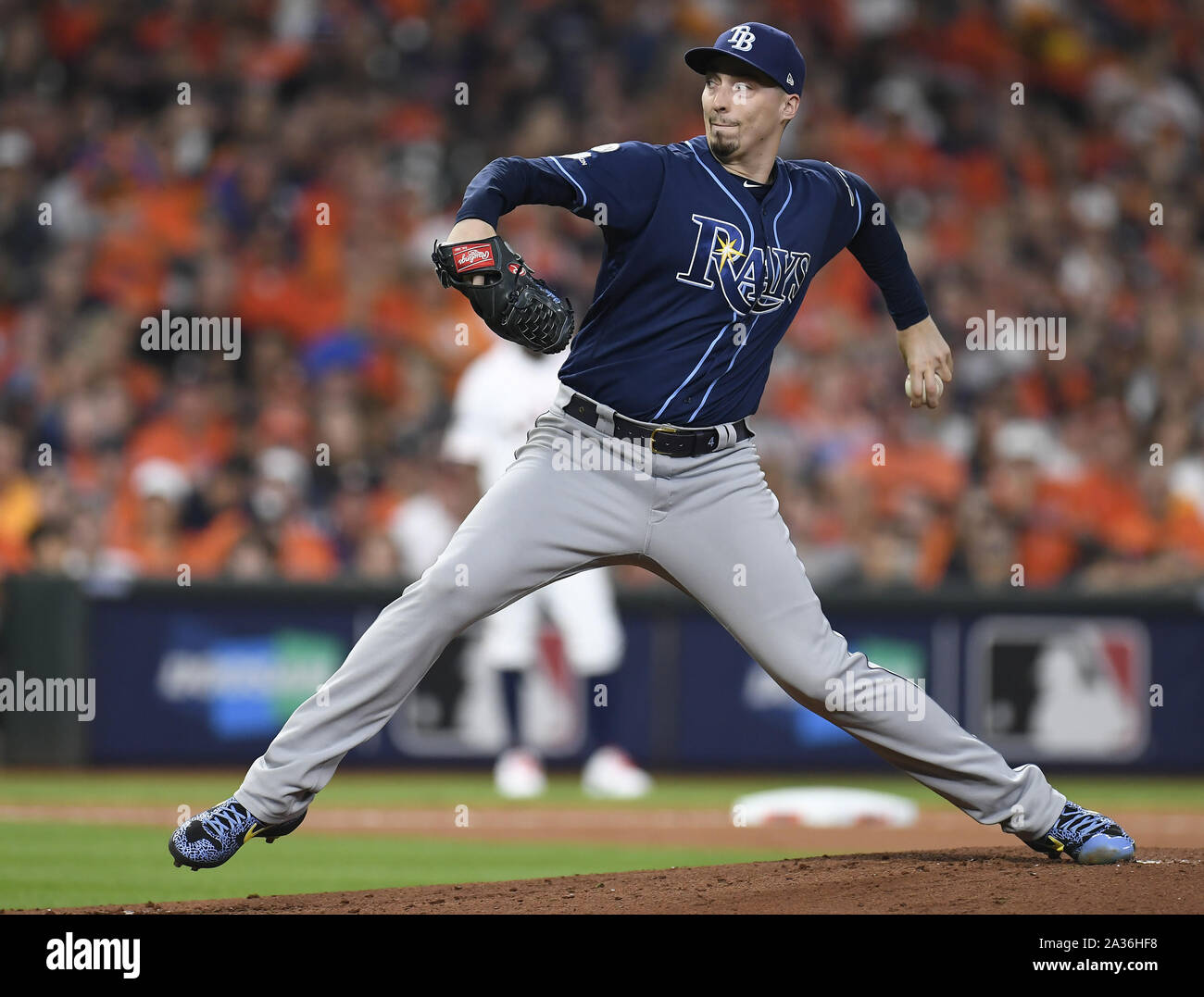 Houston, Stati Uniti. 05 ott 2019. Tampa Bay Rays a partire lanciatore Blake Snell getta contro Houston Astros nel primo inning durante la American League Division gioco due al Minute Maid Park a Houston in Texas il 5 ottobre 2019. Houston porta il meglio di cinque serie su Tampa Bay 1-0. Foto di Trask Smith/UPI Credito: UPI/Alamy Live News Foto Stock