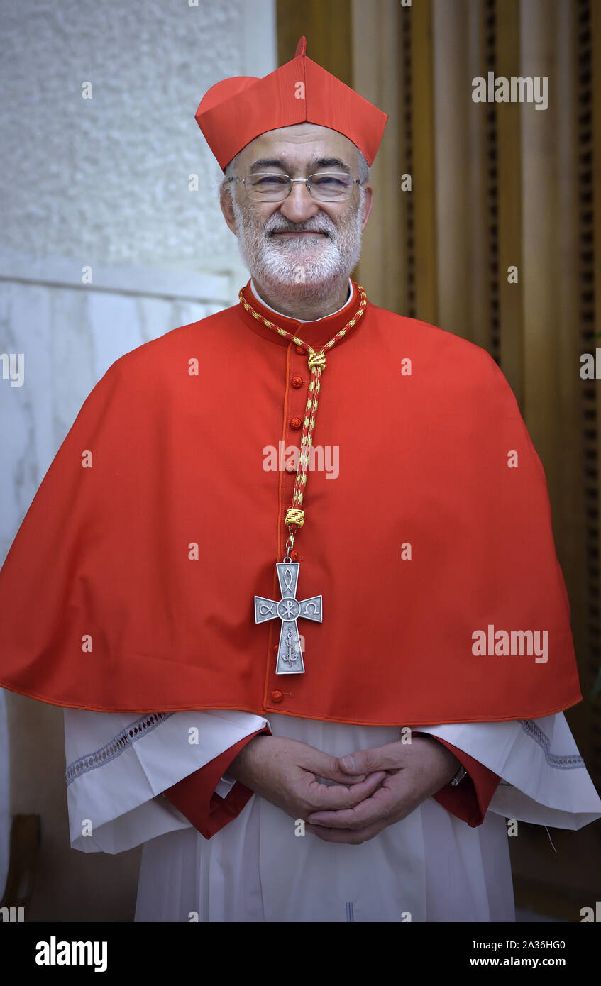 Il nuovo cardinale, prelato spagnolo Cristobal Lopez Romero si affaccia su come egli si incontra con i parenti e gli amici durante una visita di cortesia a seguito della sua nomina da parte del Papa durante il Concistoro Ordinario Pubblico per la creazione di nuovi cardinali Sabato, Ottobre 5, 2019 in Vaticano. Papa Francesco nomina 13 nuovi cardinali al 2019 Concistoro Ordinario Pubblico, scegliendo i prelati la cui formazione carriere riflettono il loro impegno a servire gli emarginati e chiesa locale europee, salutando da 11 diverse nazioni e in rappresentanza di diversi ordini religiosi. Foto di Stefano Spaziani/UPI Foto Stock