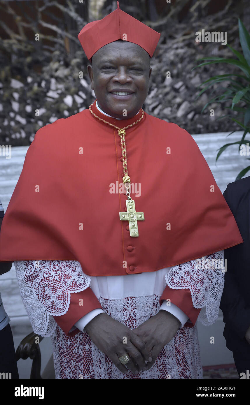 Il nuovo cardinale, congolesi prelato Fridolin Ambongo Besungu guarda su come egli si incontra con i parenti e gli amici durante una visita di cortesia a seguito della sua nomina da parte del Papa durante il Concistoro Ordinario Pubblico per la creazione di nuovi cardinali Sabato, Ottobre 5, 2019 in Vaticano. Papa Francesco nomina 13 nuovi cardinali al 2019 Concistoro Ordinario Pubblico, scegliendo i prelati la cui formazione carriere riflettono il loro impegno a servire gli emarginati e chiesa locale europee, salutando da 11 diverse nazioni e in rappresentanza di diversi ordini religiosi. Foto di Stefano Spaziani/UPI Foto Stock