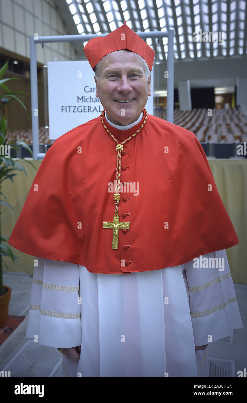 Il nuovo cardinale, prelato inglese Michael Louis Fitzgerald pone come egli si incontra con i parenti e gli amici durante una visita di cortesia a seguito della sua nomina da parte del Papa durante il Concistoro Ordinario Pubblico per la creazione di nuovi cardinali Sabato, Ottobre 5, 2019 in Vaticano. Papa Francesco nomina 13 nuovi cardinali al 2019 Concistoro Ordinario Pubblico, scegliendo i prelati la cui formazione carriere riflettono il loro impegno a servire gli emarginati e chiesa locale europee, salutando da 11 diverse nazioni e in rappresentanza di diversi ordini religiosi. Foto di Stefano Spaziani/UPI Foto Stock