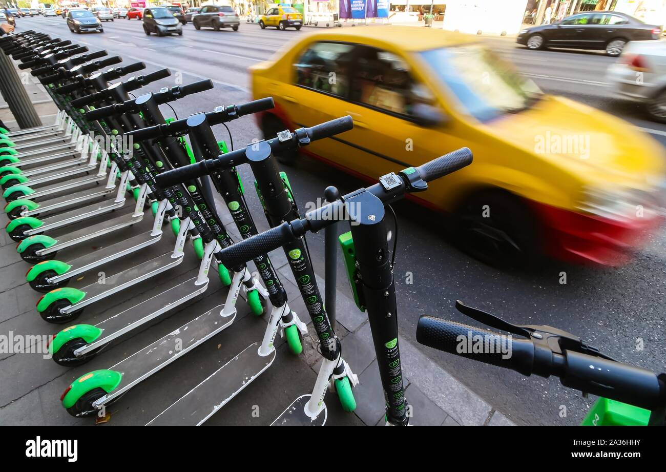 Bucarest, Romania - 29 Settembre 2019: diversi calce-S scooter elettrici sono parcheggiate su un marciapiede in Bucarest. Questa immagine è per il solo uso editoriale. Foto Stock