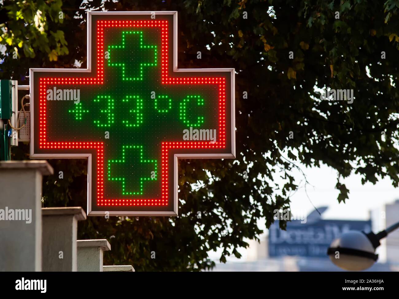 Bucarest, Romania - 30 settembre 2019: 33 gradi celsius (91,4 fahrenheit) è la temperatura visualizzata da un termometro digitale in un'estate calda Foto Stock Bucarest, Romania - 30 settembre 2019: 33 gradi celsius (91,4 fahrenheit) è la temperatura visualizzata da un termometro digitale in un'estate calda Foto Stock