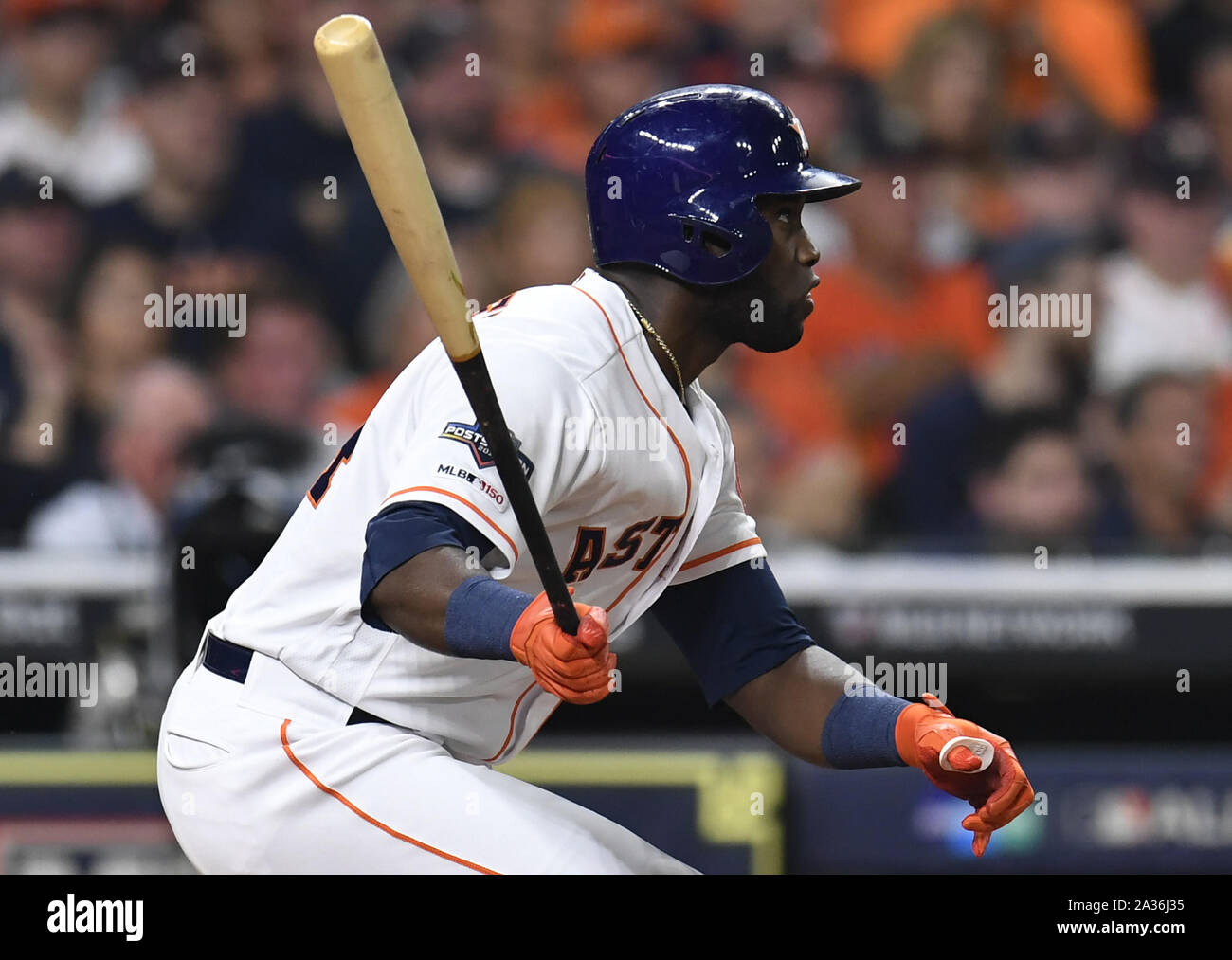 Houston, Stati Uniti. 05 ott 2019. Houston Astros outfielder Yorden Alvarez singles contro il Tampa Bay Rays nel secondo inning durante la American League Division gioco due al Minute Maid Park a Houston in Texas il 5 ottobre 2019. Houston porta il meglio di cinque serie su Tampa Bay 1-0. Foto di Trask Smith/UPI Credito: UPI/Alamy Live News Foto Stock