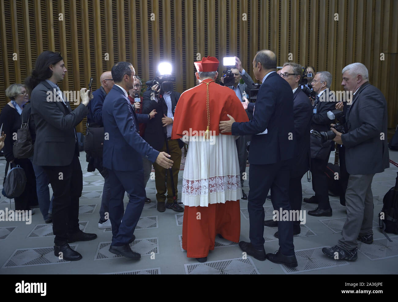 Il nuovo cardinale, prelato italiano Matteo Maria Zuppi (C) sembra su come egli si incontra con i parenti e gli amici durante una visita di cortesia a seguito della sua nomina da parte del Papa durante il Concistoro Ordinario Pubblico per la creazione di nuovi cardinali Sabato, Ottobre 5, 2019 in Vaticano. Papa Francesco nomina 13 nuovi cardinali al 2019 Concistoro Ordinario Pubblico, scegliendo i prelati la cui formazione carriere riflettono il loro impegno a servire gli emarginati e chiesa locale europee, salutando da 11 diverse nazioni e in rappresentanza di diversi ordini religiosi. Foto di Stefano Spaziani/UPI Foto Stock