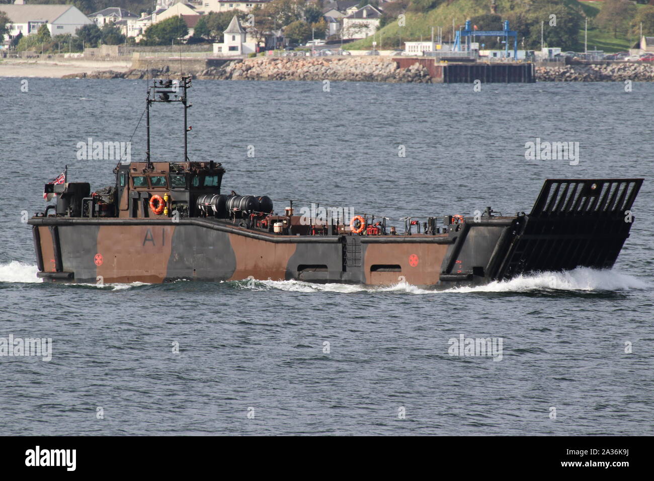 L1008 (A1), un LCU Mk.10 dispiegato dal sistema HMS Albion, passando Gourock sul suo arrivo per esercitare congiuntamente il guerriero 19-2. Foto Stock