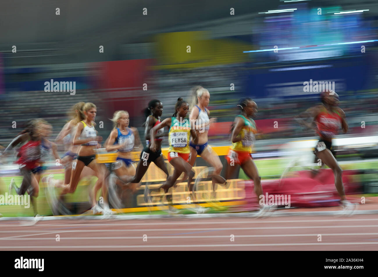 Doha in Qatar. 5 Ottobre, 2019. Gli atleti competere durante la donna 5000m finale al 2019 IAAF mondiale di atletica a Doha, in Qatar, il 5 ottobre 2019. Credito: Li pista/Xinhua/Alamy Live News Foto Stock