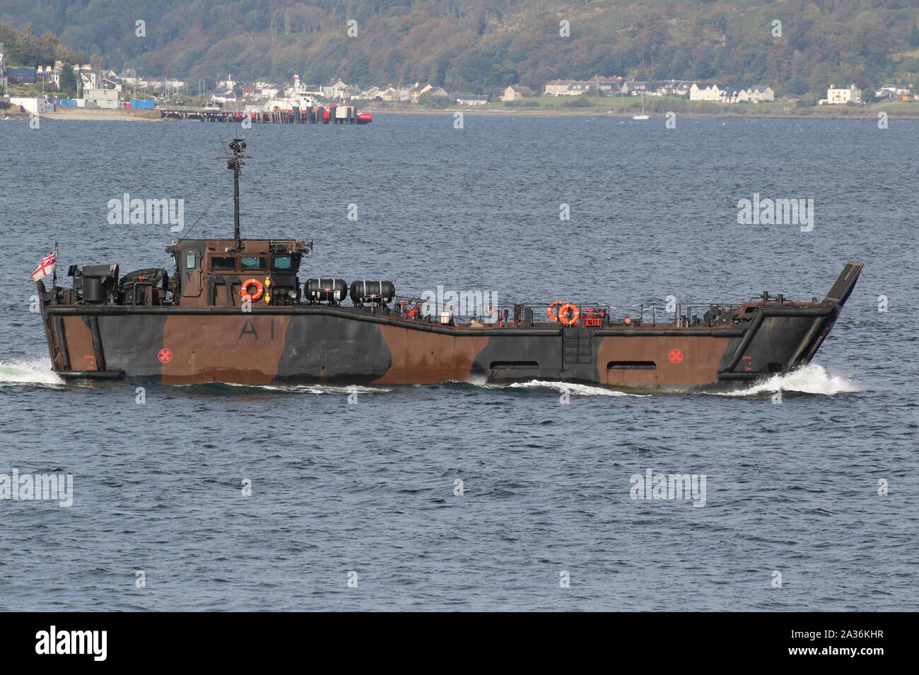 L1008 (A1), un LCU Mk.10 dispiegato dal sistema HMS Albion, passando Gourock sul suo arrivo per esercitare congiuntamente il guerriero 19-2. Foto Stock