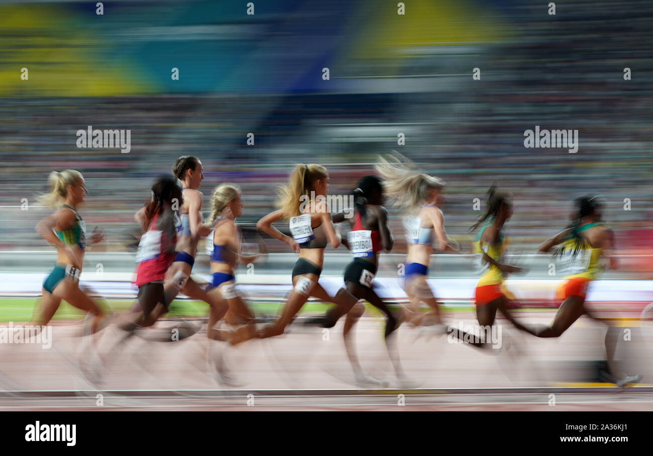 Doha in Qatar. 5 Ottobre, 2019. Gli atleti competere durante la donna 5000m finale al 2019 IAAF mondiale di atletica a Doha, in Qatar, il 5 ottobre 2019. Credito: Li pista/Xinhua/Alamy Live News Foto Stock