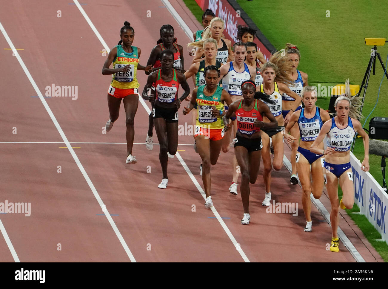 Doha in Qatar. 5 Ottobre, 2019. Gli atleti competere durante la donna 5000m finale al 2019 IAAF mondiale di atletica a Doha, in Qatar, il 5 ottobre 2019. Credito: Wang Jingqiang/Xinhua/Alamy Live News Foto Stock