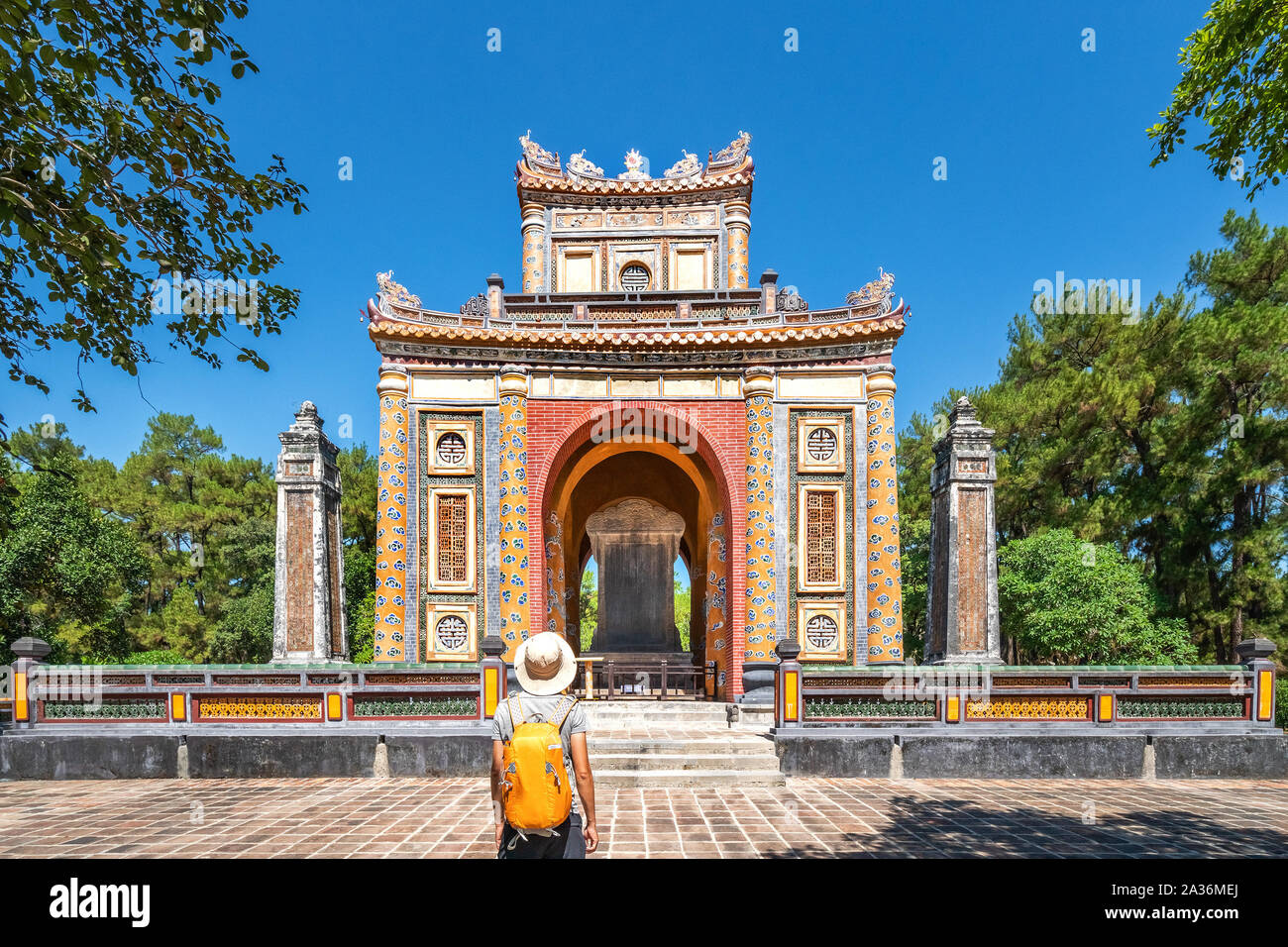 Turisti visitano Tu Duc tomba. Il Vietnam antica Tu Duc tomba reale, vicino a tonalità, Vietnam. Un sito Patrimonio Mondiale dell'Unesco Foto Stock