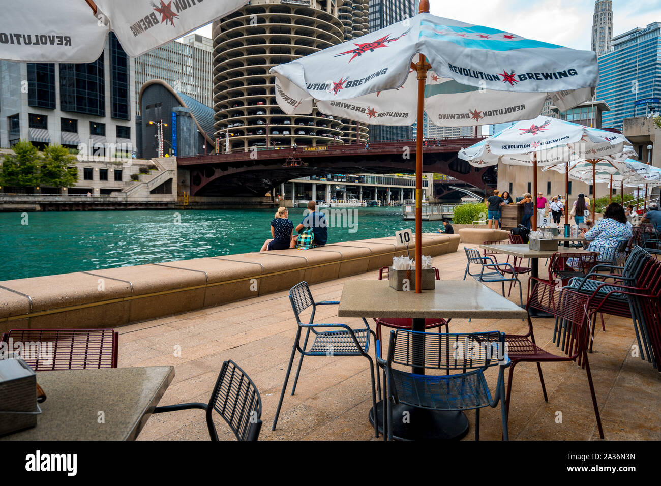 Chicago, Illinois, Stati Uniti - tavoli caffè lungo il fiume Chicago Foto Stock