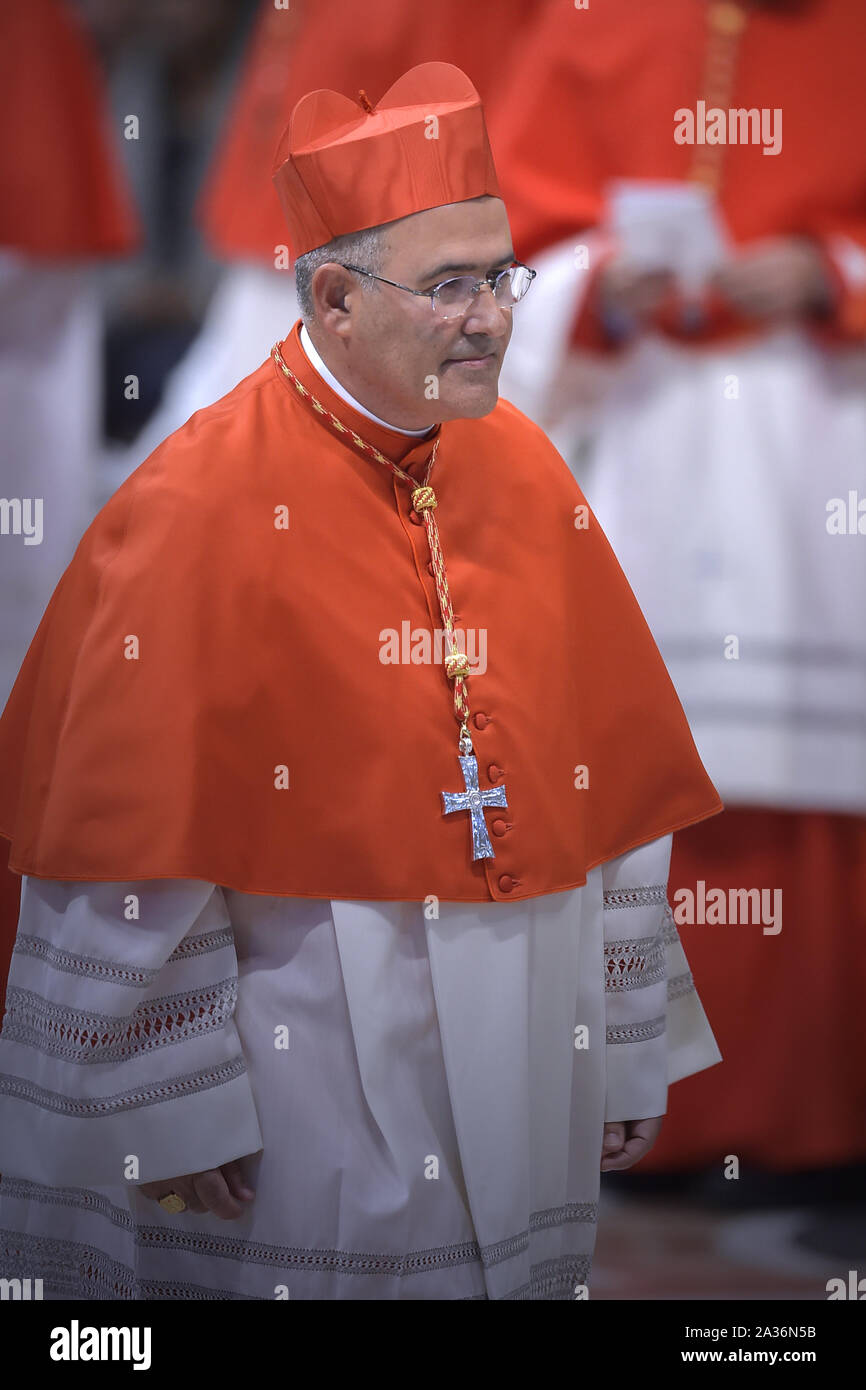 Città del Vaticano, Città del Vaticano. 05 ott 2019. Papa Francesco nomina del Cardinale prelato portoghese Jose Tolentino Mendonca durante un Concistoro Ordinario Pubblico per la creazione dei nuovi Cardinali, per l'imposizione della biretta, la partita dell'anello e l'assegnazione del titolo o della Diaconia, sabato 5 ottobre 2019 presso la Basilica di San Pietro in Vaticano. Foto di Stefano Spaziani/UPI Credito: UPI/Alamy Live News Foto Stock