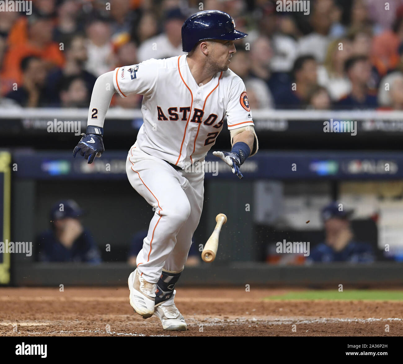 Houston, Stati Uniti. 06 ott 2019. Houston Astros Alex Bregman ha singles alla terza base contro il Tampa Bay Rays nell ottavo inning durante la American League Division gioco due al Minute Maid Park a Houston in Texas il 5 ottobre 2019. Houston porta il meglio di cinque serie su Tampa Bay 1-0. Foto di Trask Smith/UPI Credito: UPI/Alamy Live News Foto Stock