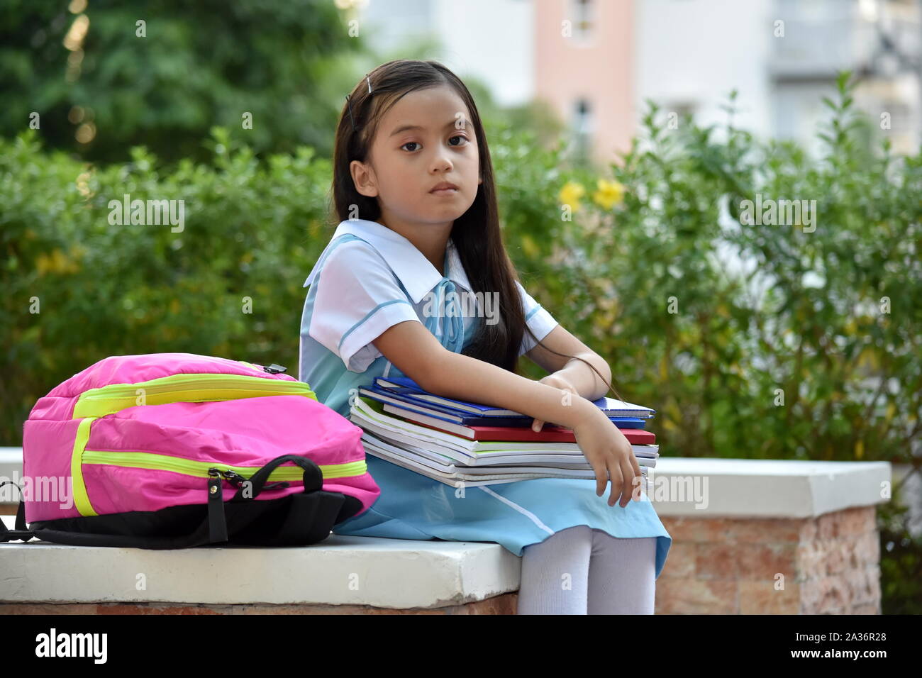 Un grave School girl indossano uniformi scolastiche Foto Stock