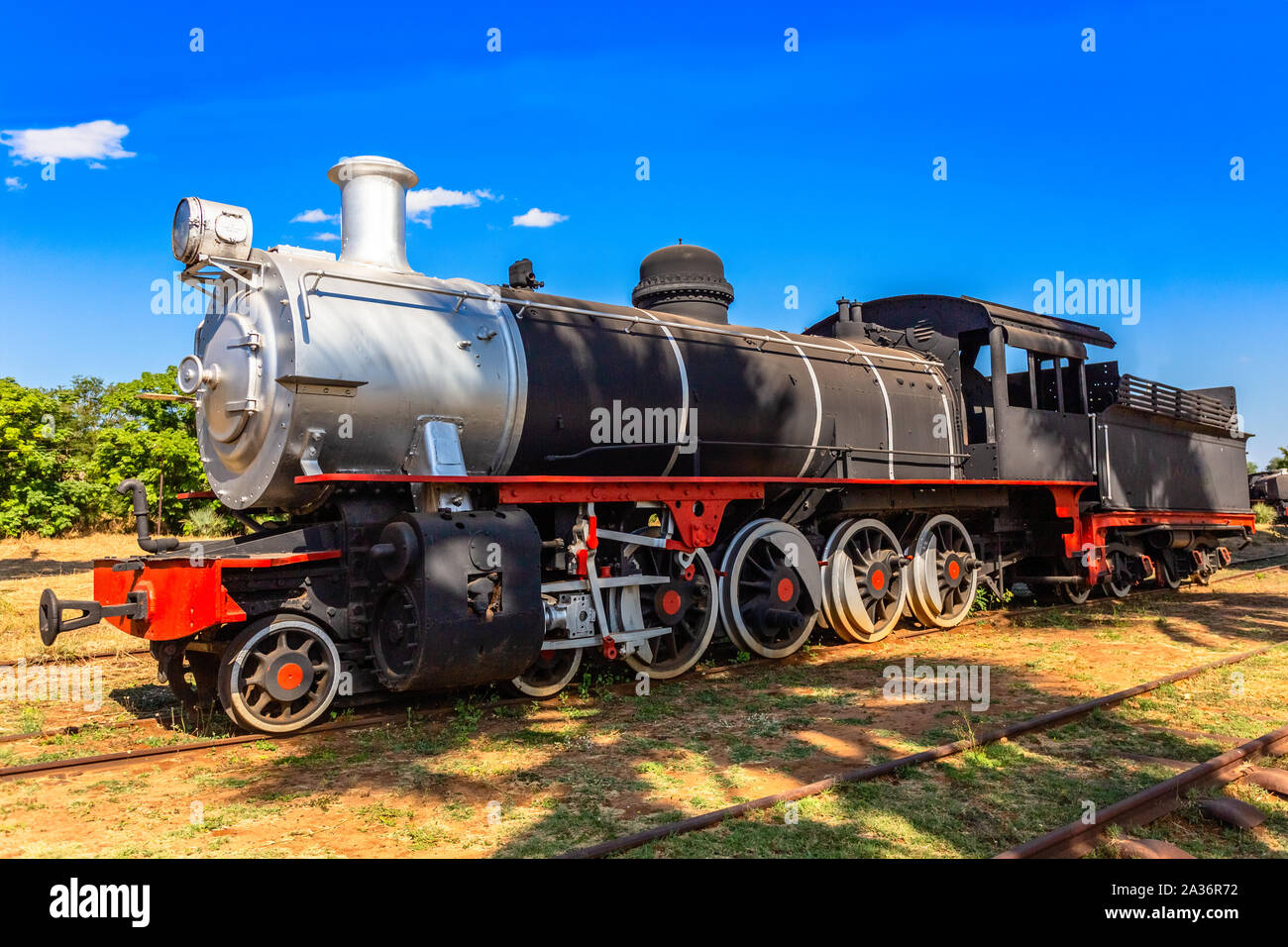 Retrò vecchia locomotiva conservato il treno in piedi sulle rotaie in Livingstone, Zambia Foto Stock