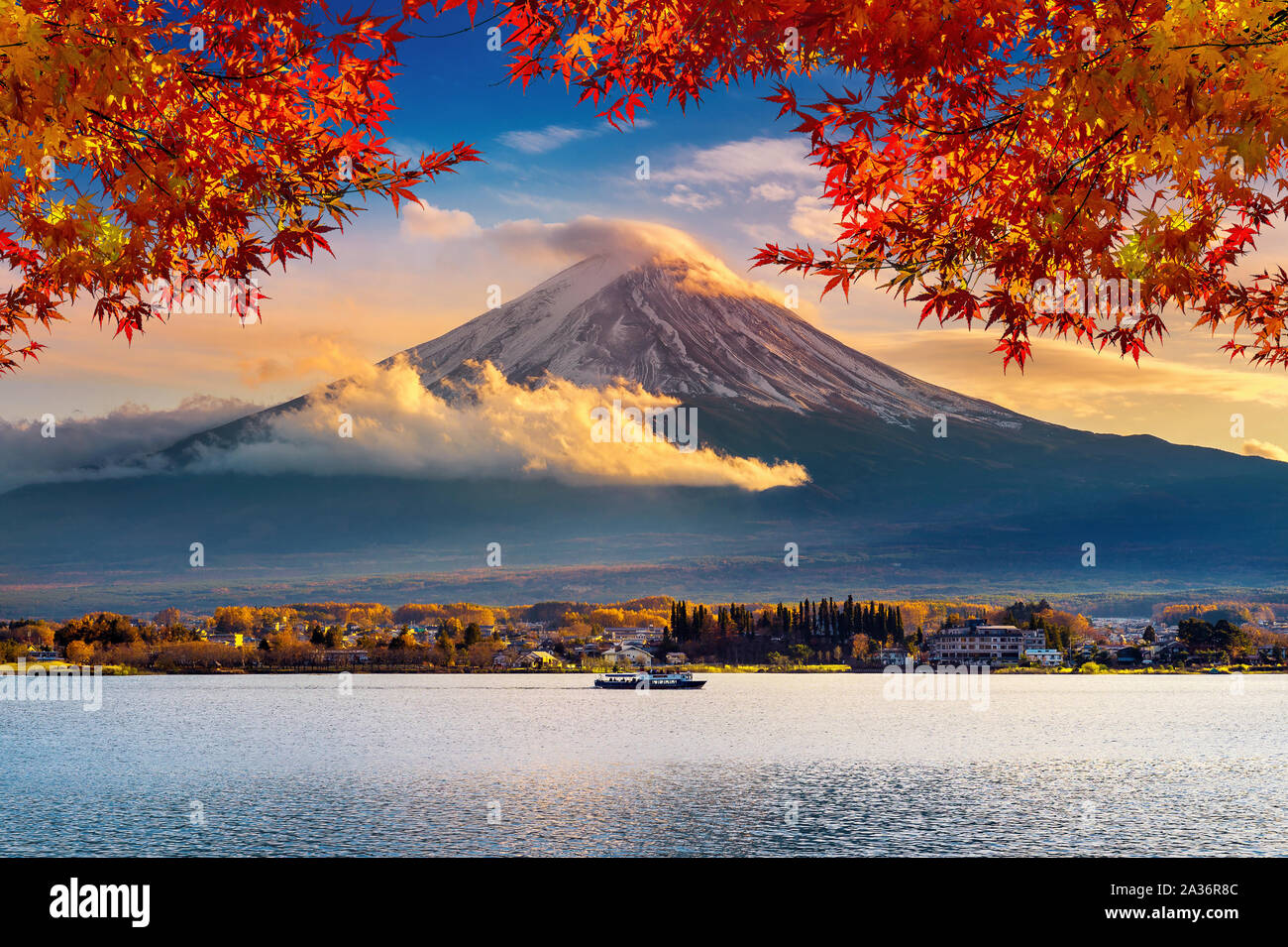 Fuji di montagna e lago Kawaguchiko al tramonto, stagioni autunno Fuji mountain al yamanachi in Giappone. Foto Stock