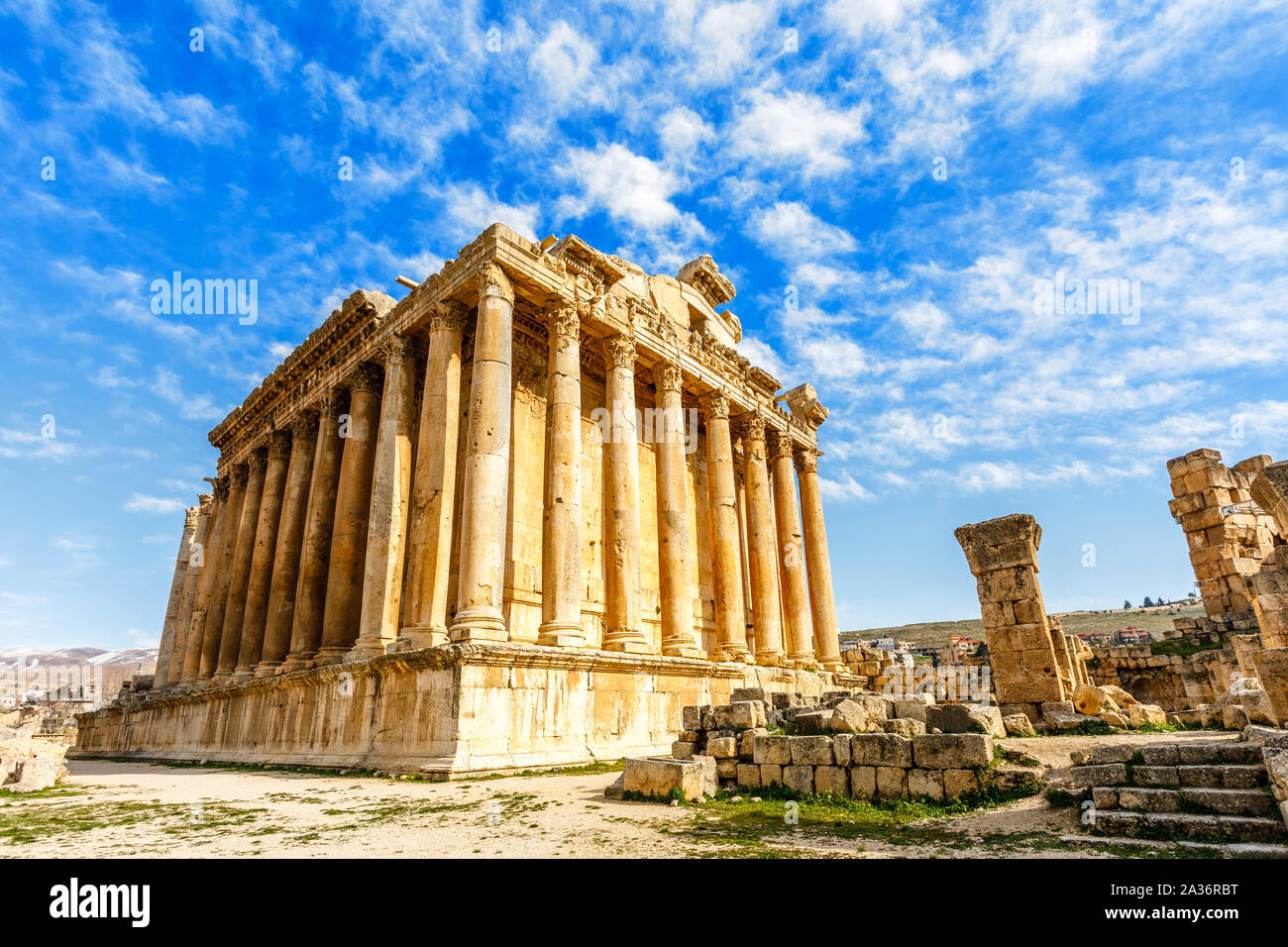 Antico tempio romano di Bacco con rovine circostanti con cielo blu in background, Bekaa Valley, Baalbek, Libano Foto Stock