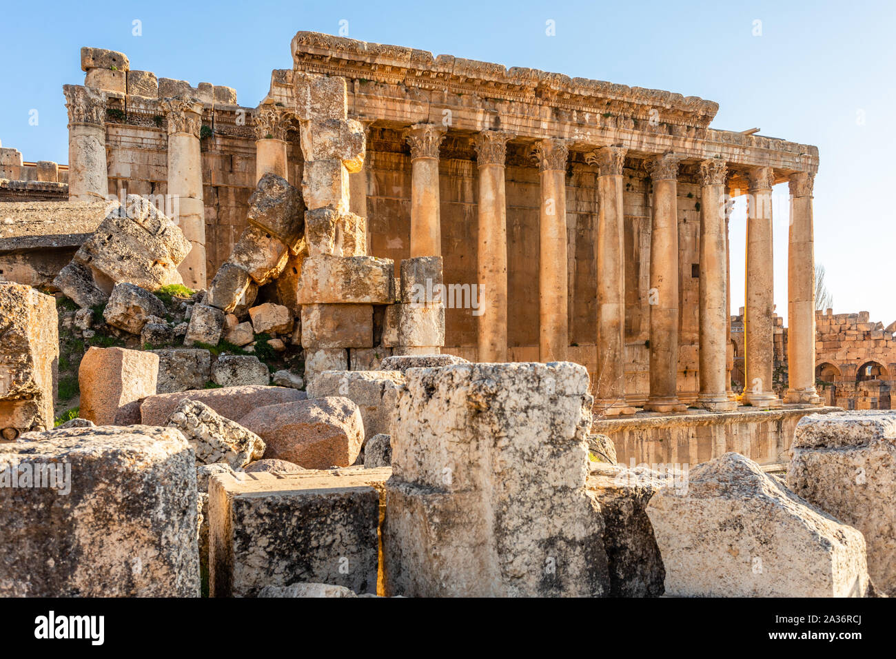Colonne di antico tempio romano di Bacco con rovine circostanti della città antica, Bekaa Valley, Baalbek, Libano Foto Stock