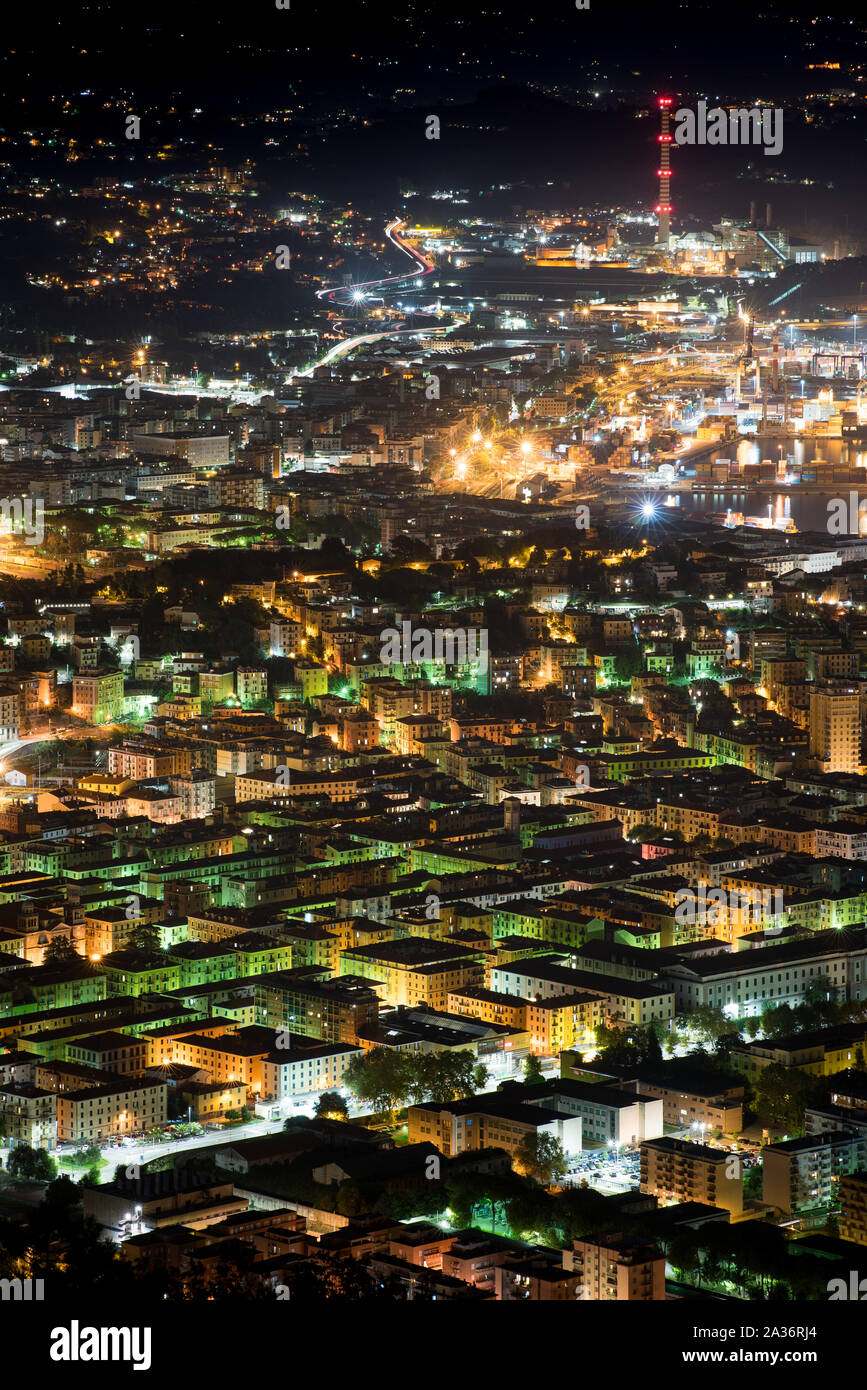 Vista sul tetto di La Spezia, Italia di notte con edifici illuminati e strade in una destinazione di viaggio concetto Foto Stock