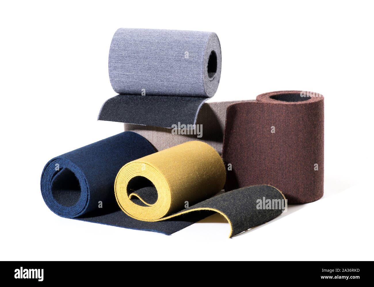 Selezione di textured colorato nastro elastico su rotoli visualizzati insieme su bianco per uso nell'industria manifatturiera per la moda e la Calzatura Foto Stock