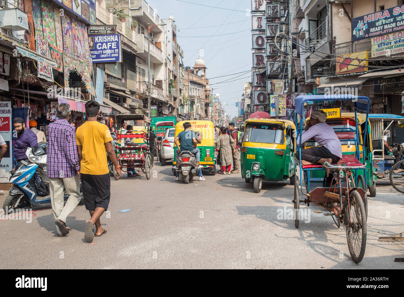 Una vista di una traversata nel bazaar principale nel centro cittadino di Nuova Delhi. Foto Stock