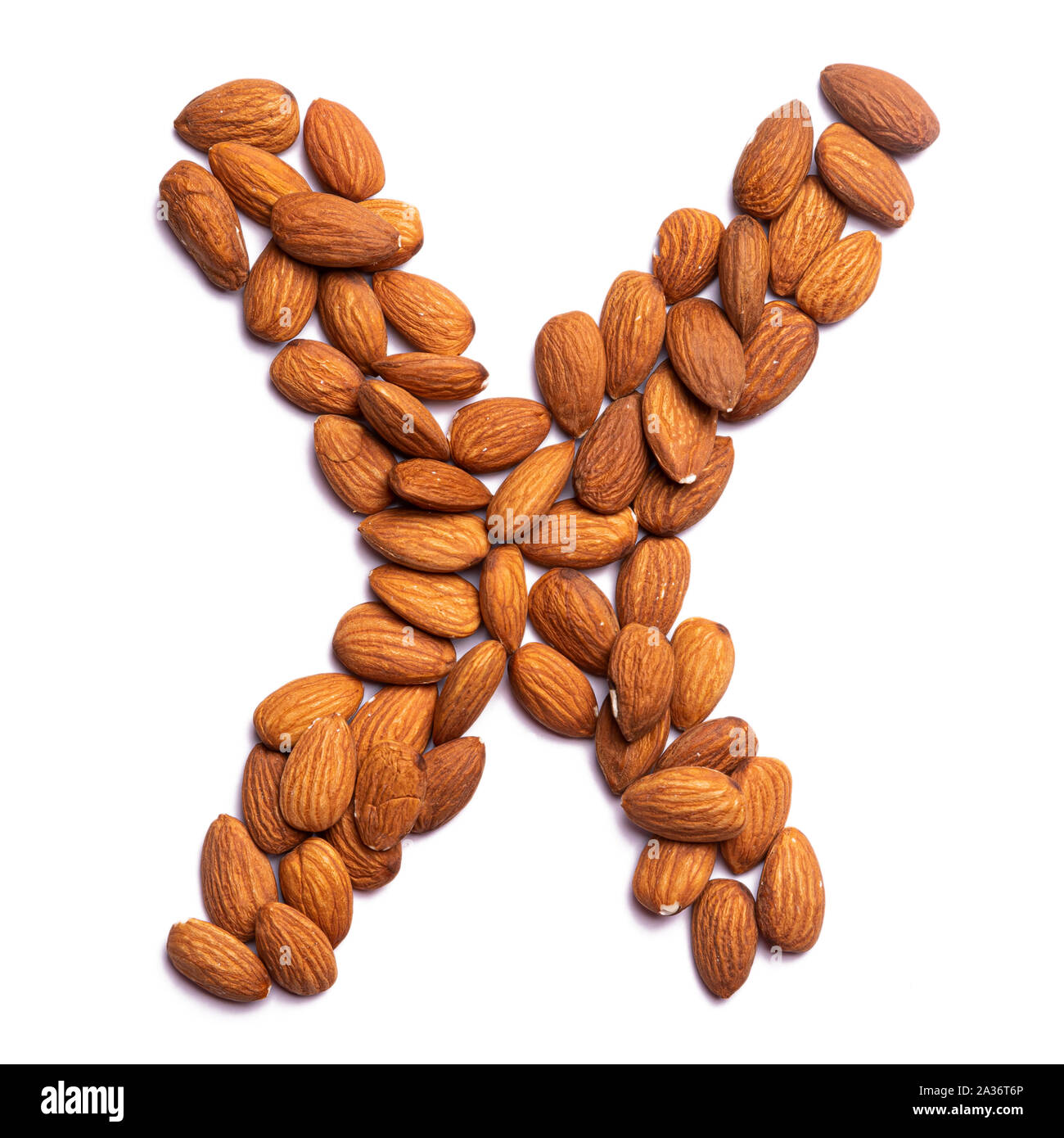 La lettera 'X' dell'alfabeto inglese da una mandorla pelata su un isolato bianco sullo sfondo. Mandorle pelate pattern. cibo sano concetto. Lettere f Foto Stock La lettera 'X' dell'alfabeto inglese da una mandorla pelata su un isolato bianco sullo sfondo. Mandorle pelate pattern. cibo sano concetto. Lettere f Foto Stock