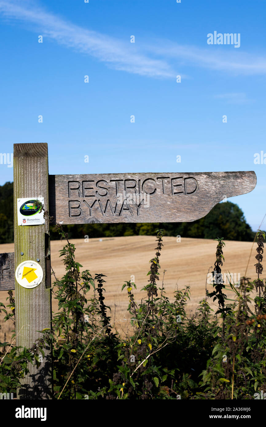 Limitato Byway segno, una categoria di diritto di modo creato sotto la campagna e i diritti di passaggio Act 2000 attraverso i terreni agricoli Foto Stock