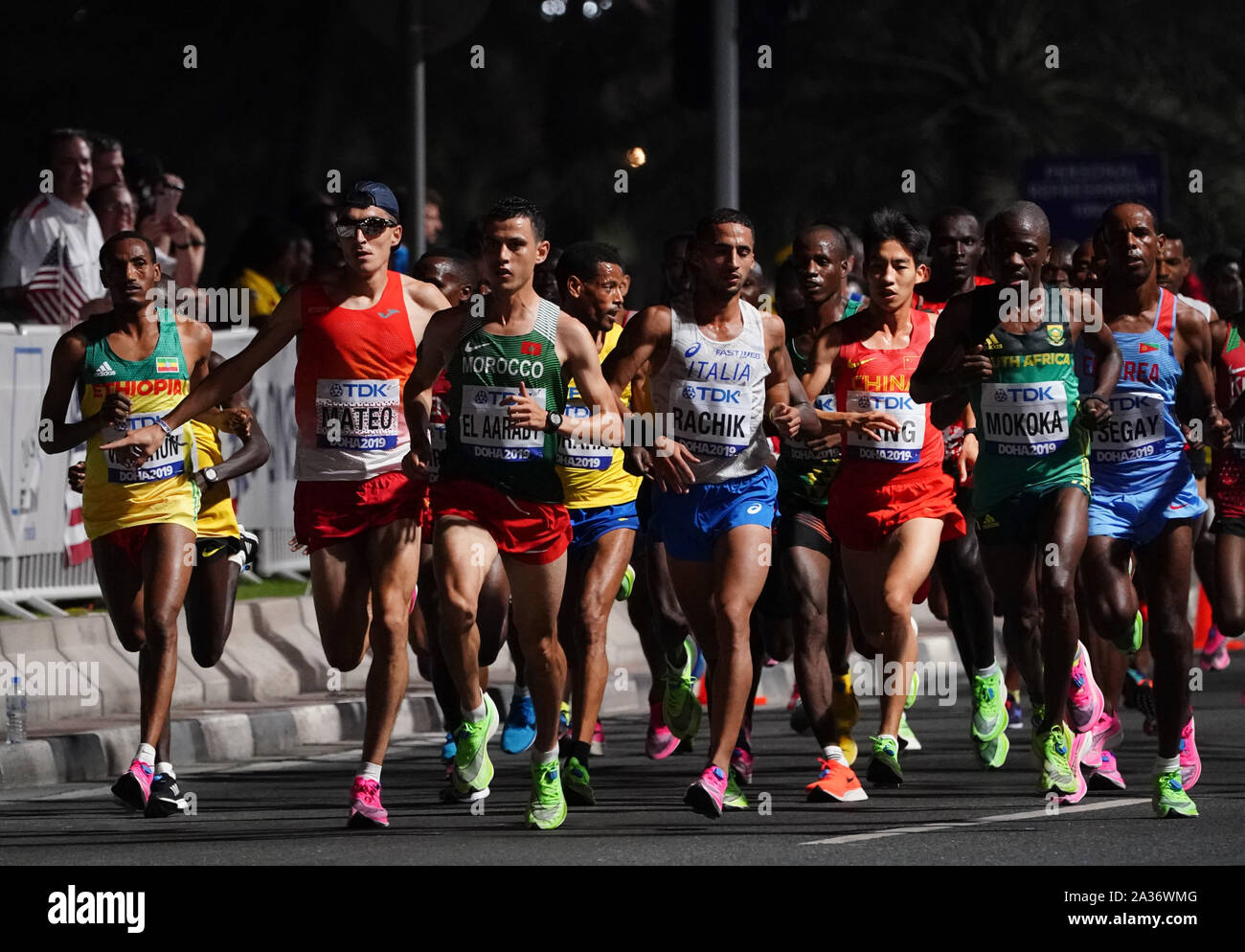 Doha in Qatar. 5 Ottobre, 2019. Gli atleti competere durante gli Uomini Maratona al 2019 IAAF mondiale di atletica a Doha, in Qatar, il 5 ottobre 2019. Credito: Wang Jingqiang/Xinhua/Alamy Live News Foto Stock