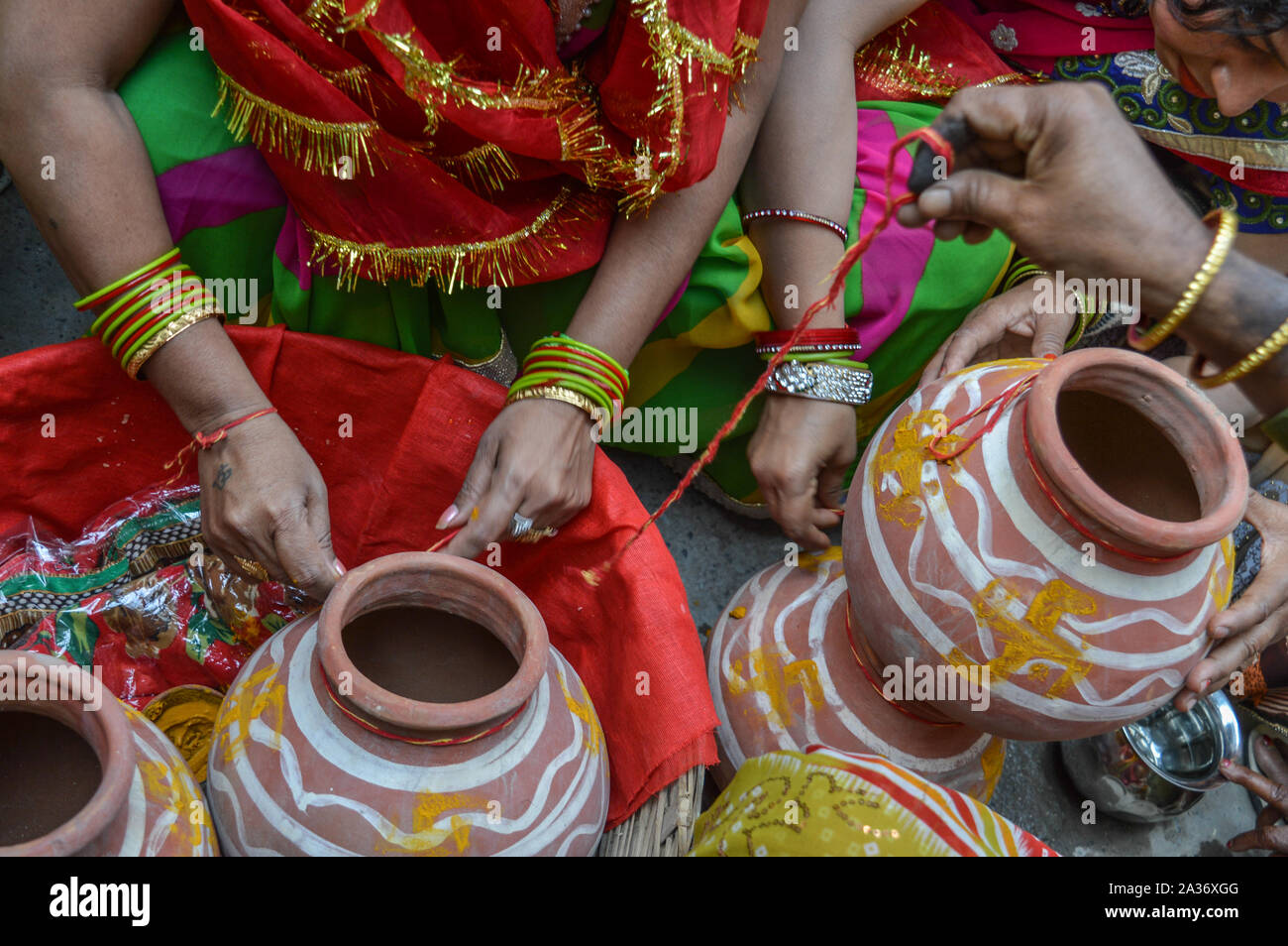 Signora tie therd sulla pentola di creta in matrimoni indiani. Foto Stock
