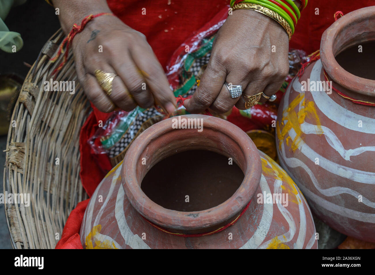Signora tie therd sulla pentola di creta in matrimoni indiani. Foto Stock