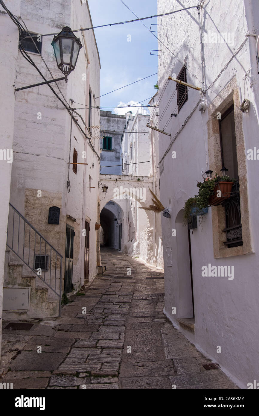 Una strada tranquilla a Ostuni Foto Stock