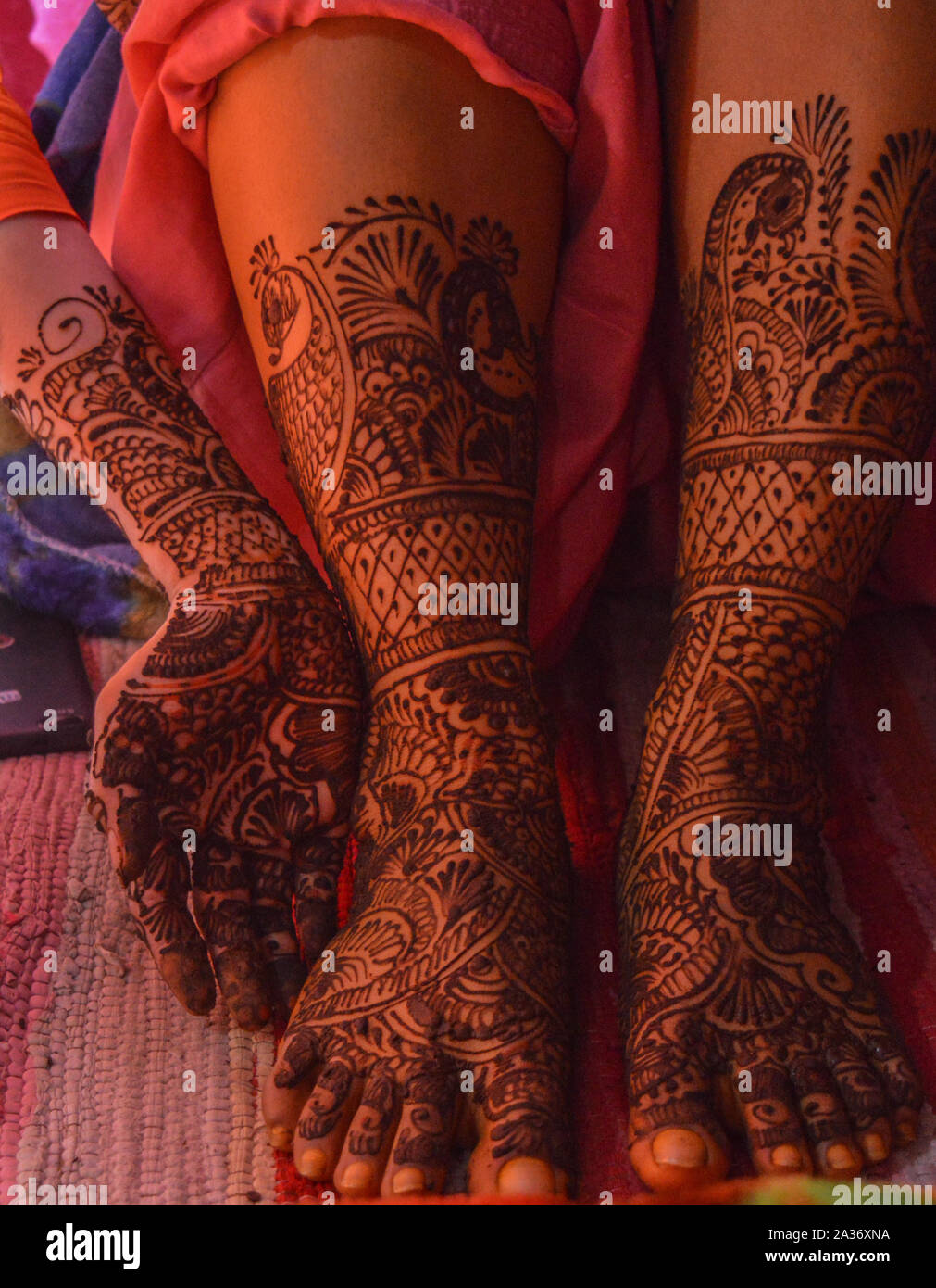 Una signora di mani e piedi con indian heena mehandi in matrimoni indiani. Foto Stock
