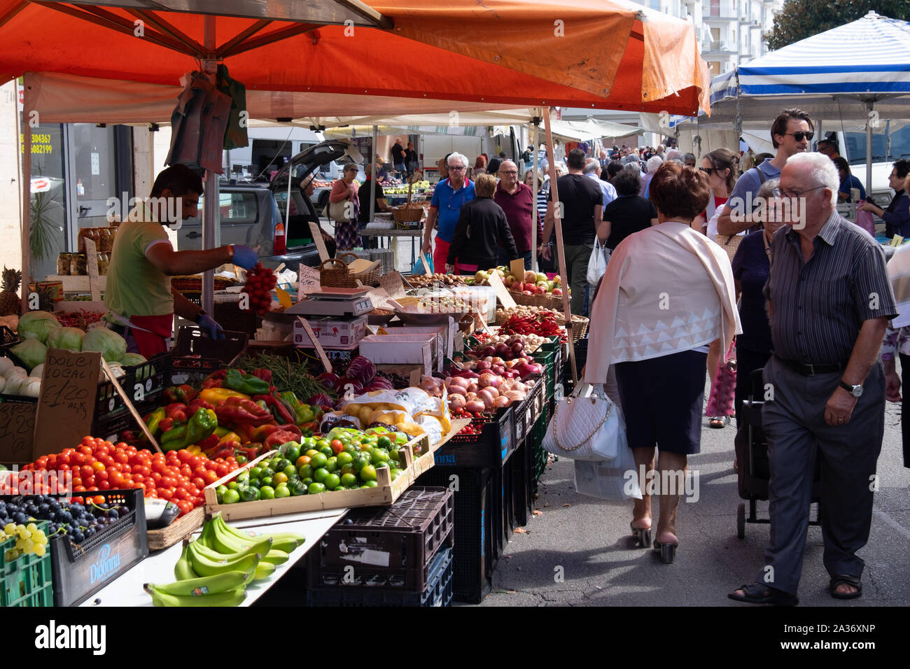 People shopping per i loro negozi di generi alimentari a Ostuni al mercato del sabato Foto Stock