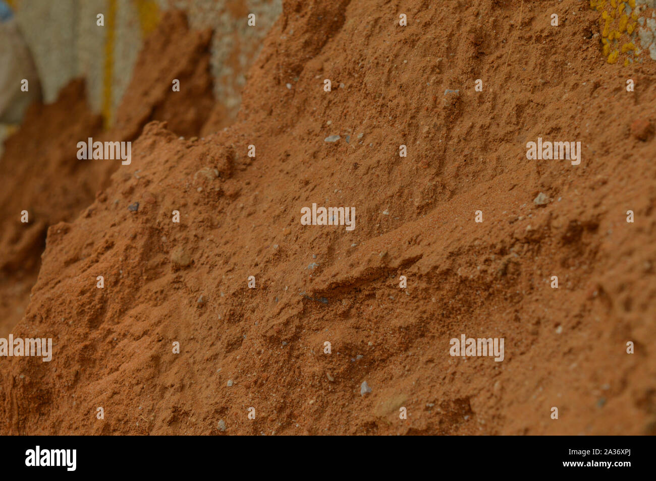 Una piccola montagna di sabbia del lato della strada in città inquinate, micro shot. Foto Stock