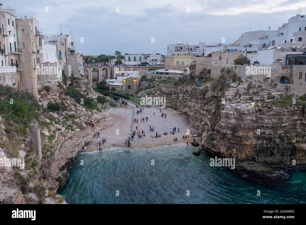Polignano a Mare, una città situata sulla costa adriatica nel Sud Italia Foto Stock