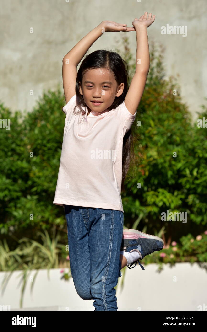 Un simpatico ragazzo asiatico Stretching Foto Stock