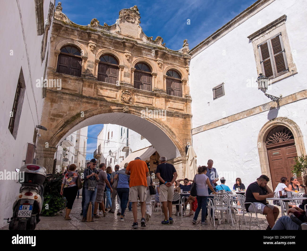 Persone che girovagano e si godono la città vecchia di Ostuni, Italia Foto Stock