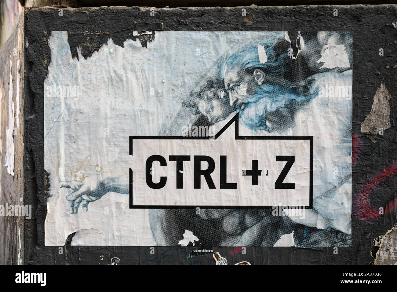 CTRL + Z annulla il comando. Annullare l'ultima funzione. Strappata ed alterò la street art poster nel quartiere di Trastevere a Roma, Italia. Foto Stock