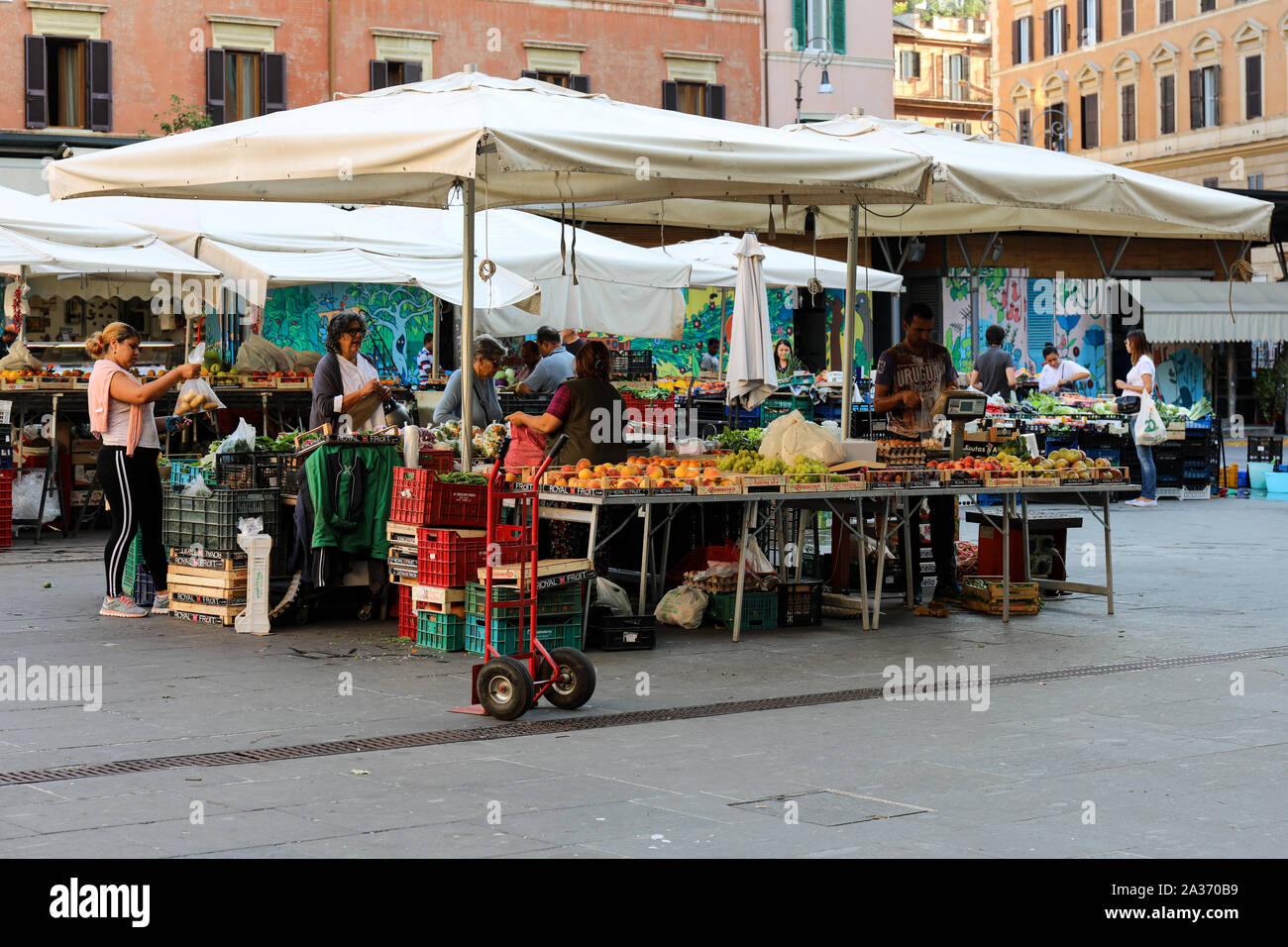 Mercato di San Cosimato, un mercato di frutta e verdura, nel quartiere di Trastevere di Roma Italia Foto Stock