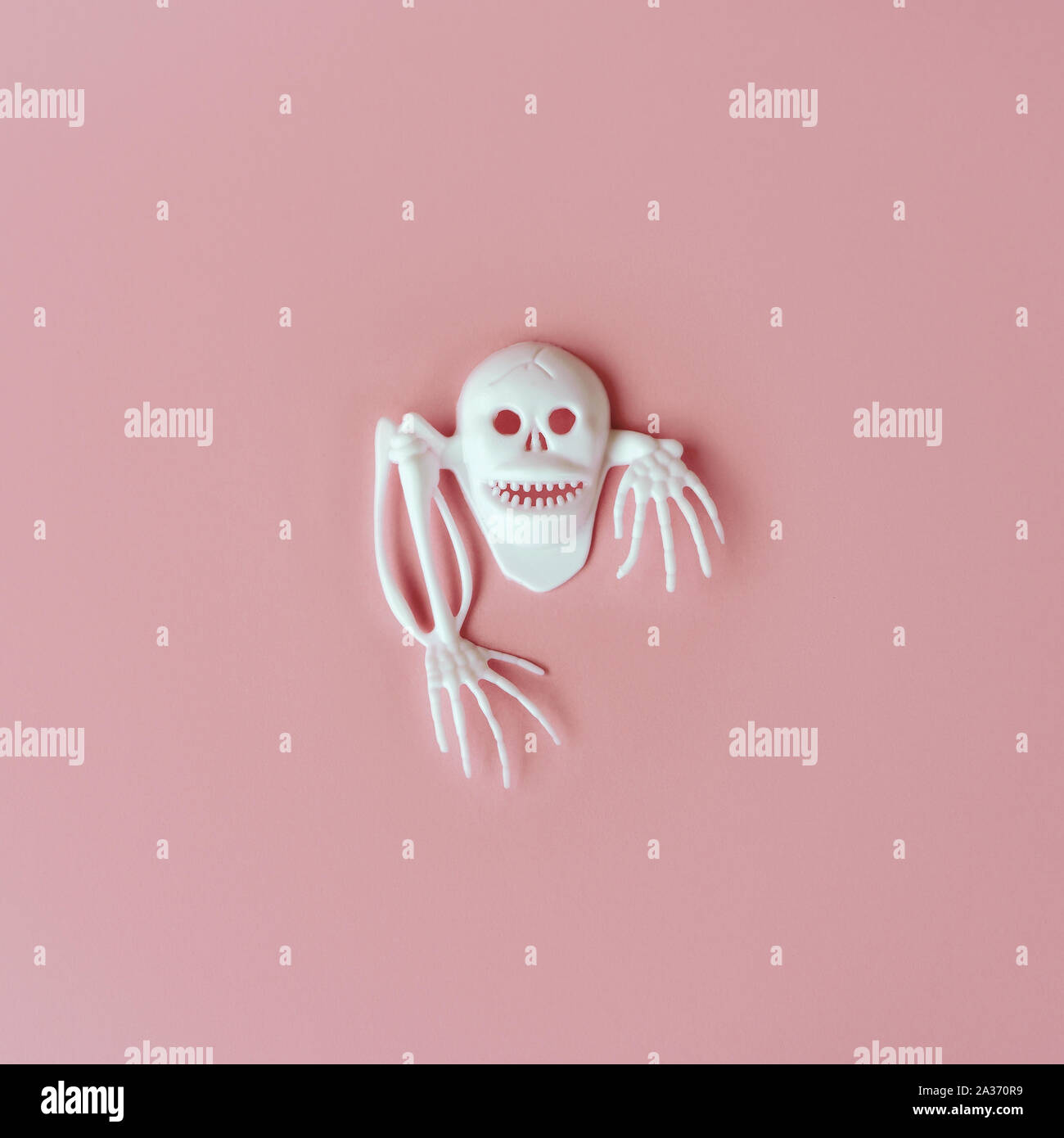 Creative giorno di Halloween composizione. Holiday celebrazione il cranio. Foto Stock