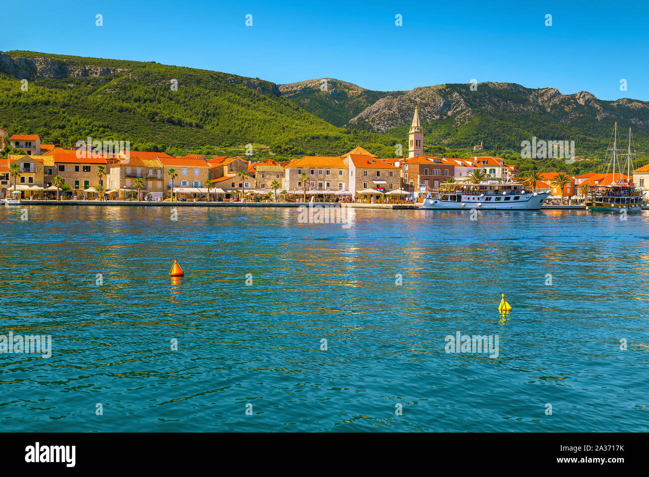 Stordimento e turistico escursione posizione. Adriatico pesca vecchio e villaggio turistico con case in pietra, Jelsa village, isola di Hvar, Dalmazia, Croazia Foto Stock