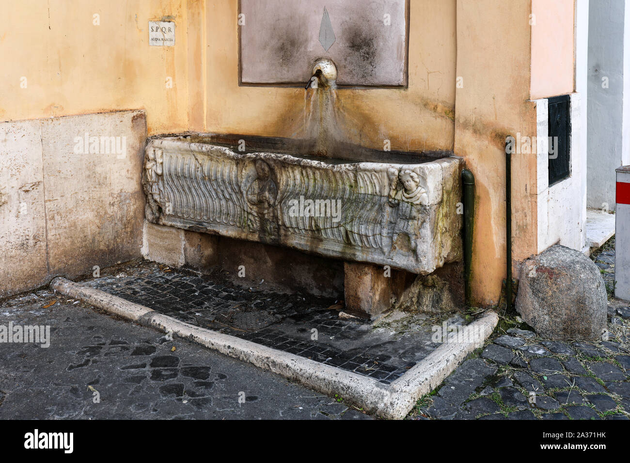 Fontanella, una pubblica fontana potabile, nel quartiere di Trastevere a Roma, Italia Foto Stock