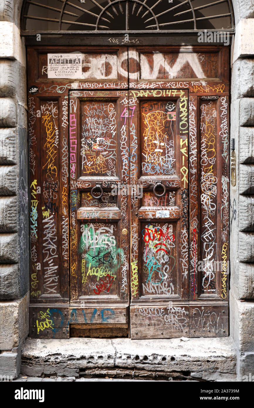 Fortemente tagged all' aperto nel quartiere di Trastevere a Roma, Italia Foto Stock