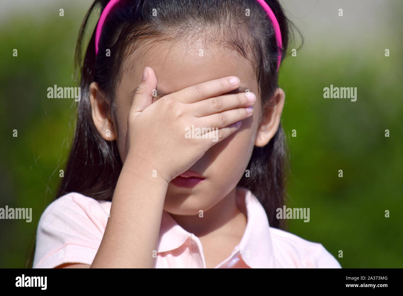 Una vergogna Tween femmina Foto Stock