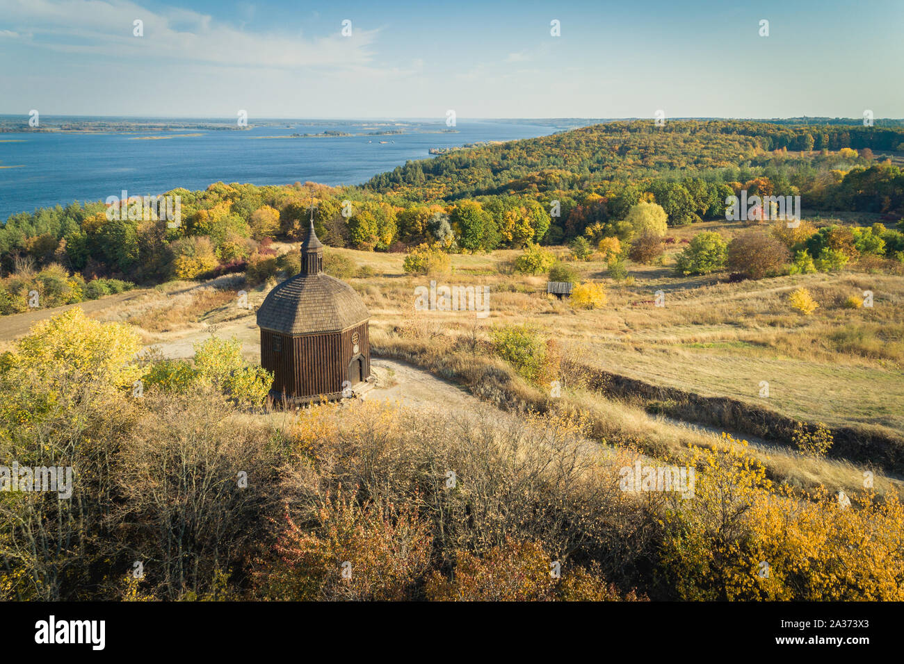 Paesaggio di antenna di una piccola chiesa di legno su di una collina con una splendida vista su un fiume Dneper in Vitachov (Vytachov), l'Ucraina. Un giorno gite intorno a K Foto Stock