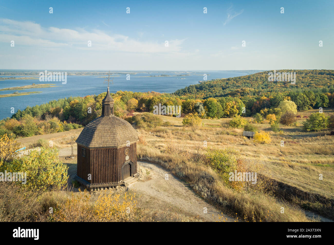 Paesaggio di antenna di una piccola chiesa di legno su di una collina con una splendida vista su un fiume Dneper in Vitachov (Vytachov), l'Ucraina. Un giorno gite intorno a K Foto Stock