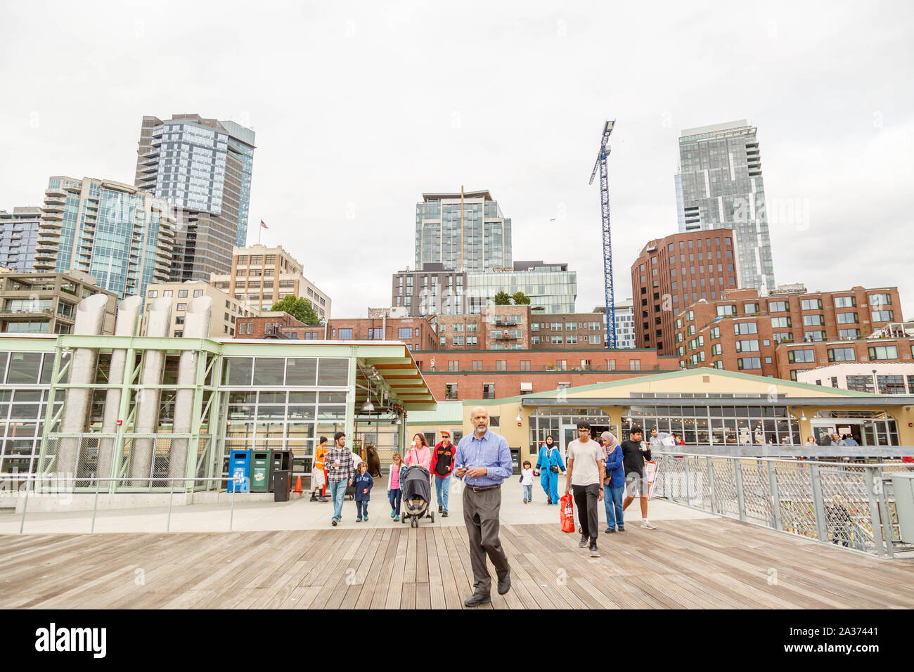 Seattle, Washington, Stati Uniti d'America. Il piano superiore di Pike Place Market dove i visitatori possono godere di vista ininterrotta del Puget Sound. Foto Stock