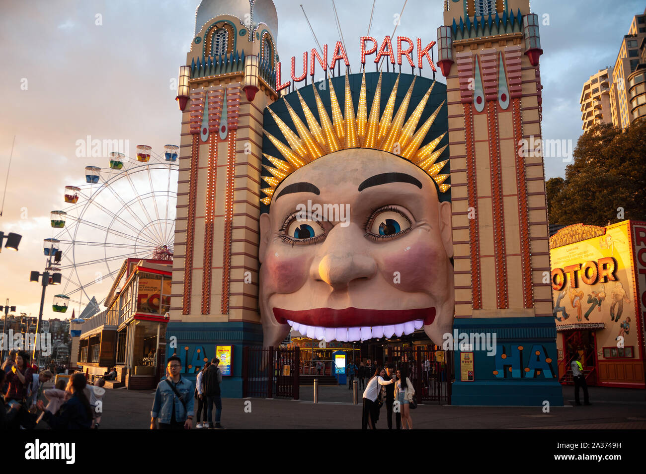 22.09.2019, Sydney, Nuovo Galles del Sud, Australia - cancello di ingresso al Luna Park luna park in Milsons Point raffigurante una grimace. Foto Stock